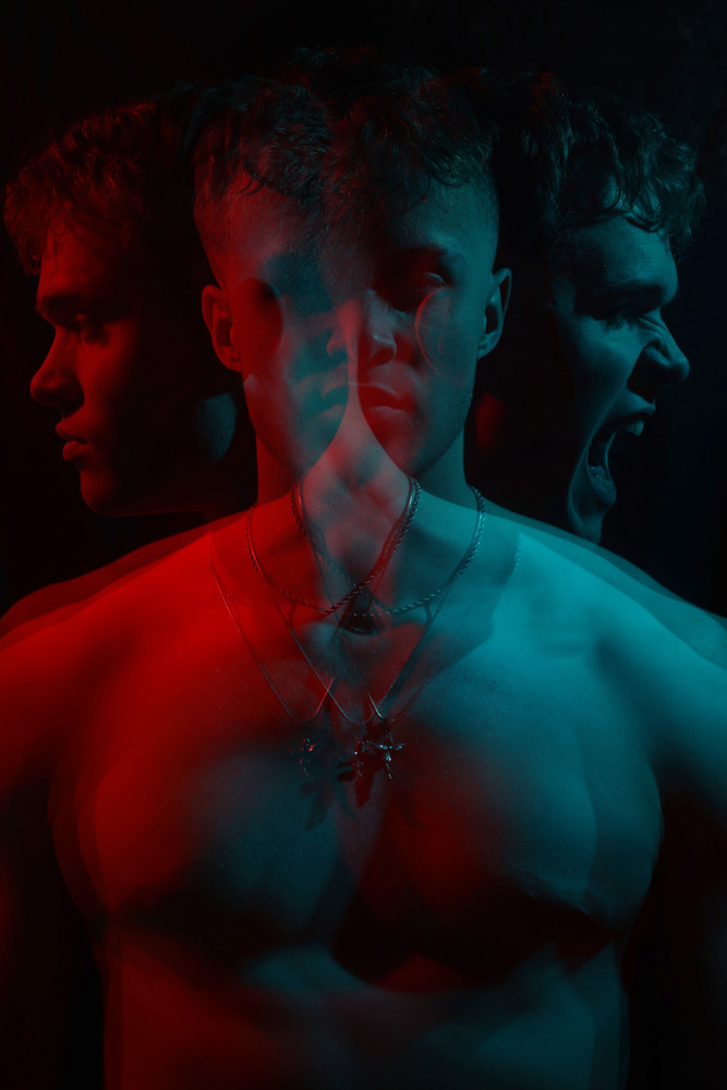 23MARLIE122u Actor Orlando Bloom natural light portrait